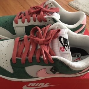 Nike Low Dunk SE light bone/pink bloom size 7.5 worn one time. With box.